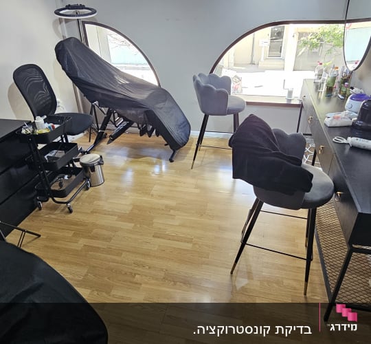 חדר טיפולים עם כיסאות ומראות גדולות